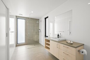 舒适小屋, 河景 | 浴室 | 淋浴设施、大花洒淋浴喷头、吹风机、毛巾