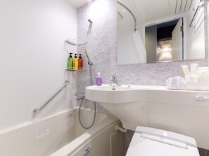 Duschwanne, Hausschuhe, Handtücher