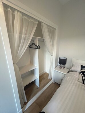 2 slaapkamers, een bureau, een strijkplank/strijkijzer, wifi