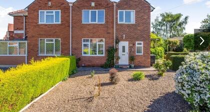 Doncaster Dream House Retreat- Sleeps 9