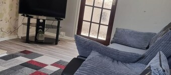 Doncaster-House-Sleeps8-Parking-Garden