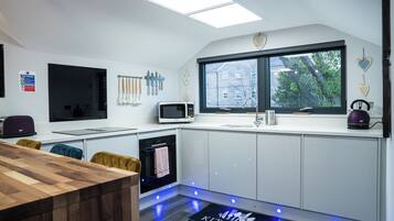 Kylskåp, mikrovågsugn, ugn och spishäll