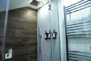 Douche, sèche-cheveux, serviettes fournies