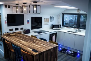 Kühlschrank, Mikrowelle, Ofen, Herdplatte