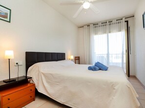 2 bedrooms, desk, internet