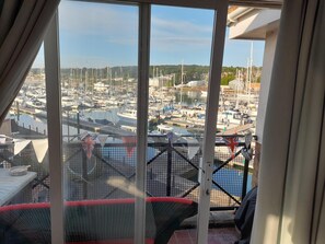 Interior - Marina View, South Facing Balcony Sunny Apartment (East Cowes)