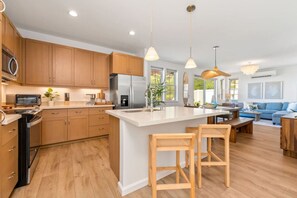 Frigorífic, microones, forn i placa de cuina 