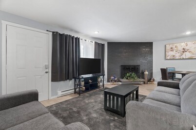 AC IN UNIT Modern 2 bedroom remodel walking distance to downtown