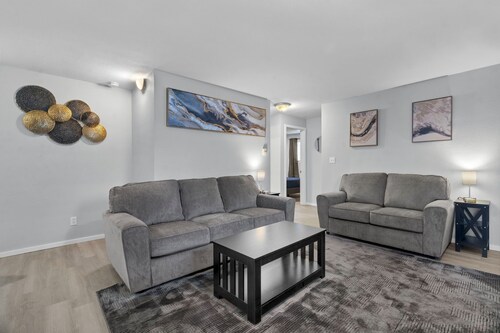 AC IN UNIT  Modern 2 bedroom remodel walking distance to downtown 