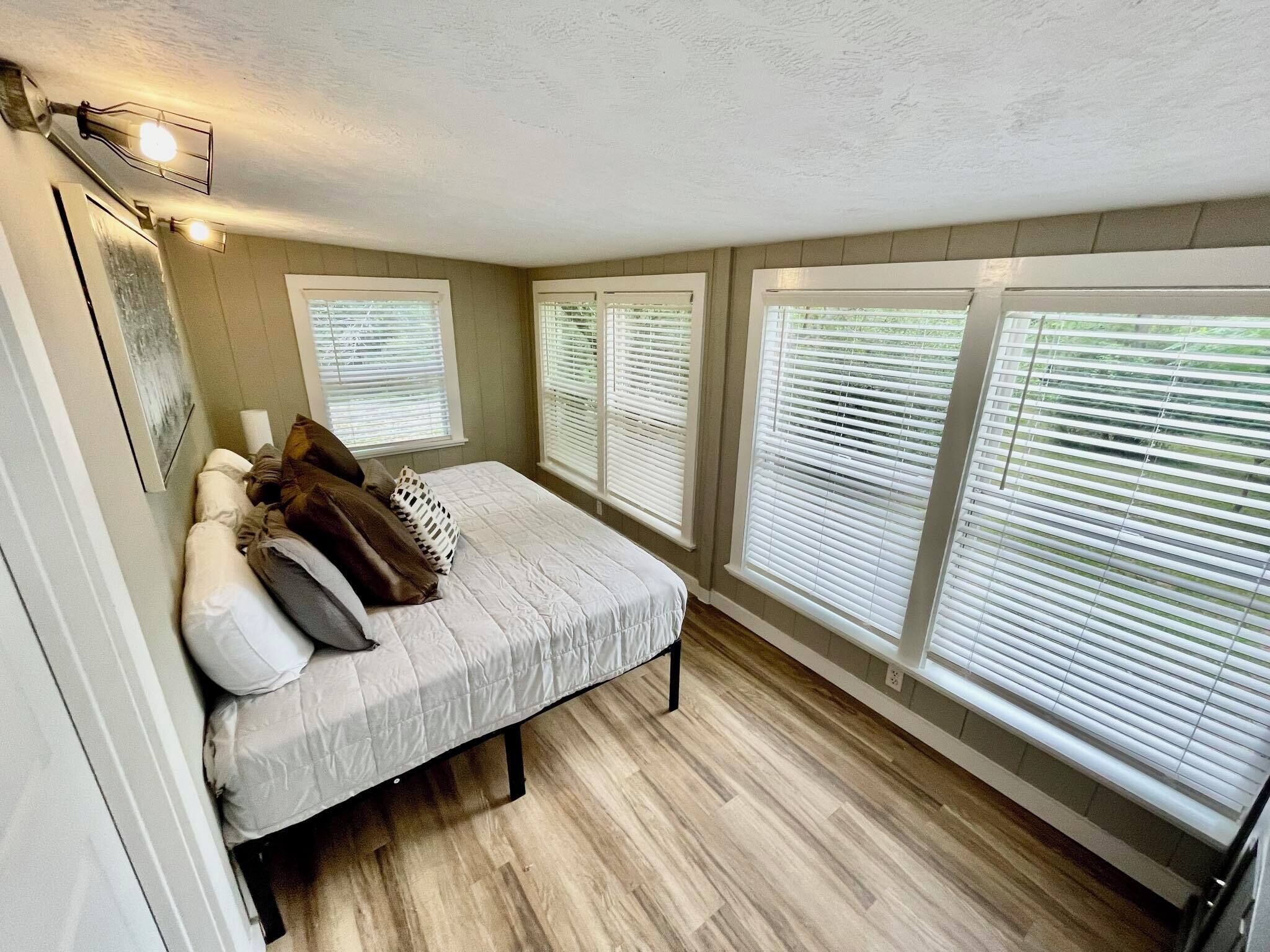 5 多间卧室、办公桌、熨斗/熨衣板、旅行婴儿床