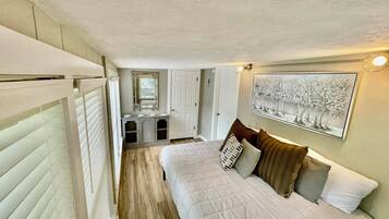 5 bedrooms, desk, iron/ironing board, travel crib
