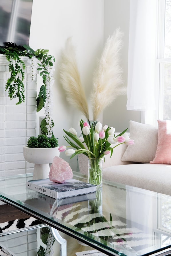 Smart TV, video games - Bee's Knees - Ritzy, 1924 Hollywoodesque Bungalow (Chicago)