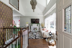 Smart TV, video games - Bee's Knees - Ritzy, 1924 Hollywoodesque Bungalow (Chicago)