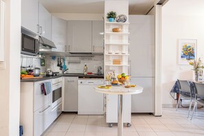 Fridge, microwave, oven, stovetop - Queen Garden, Menton, France (Menton)