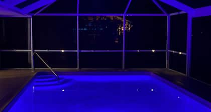 Tropical paradise near the beach with enclosed private pool & lanai