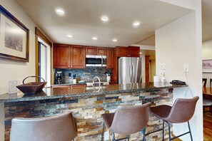 冷蔵庫、電子レンジ、オーブン、コンロ