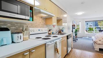 Refrigerador, microondas, horno y parrilla de estufa