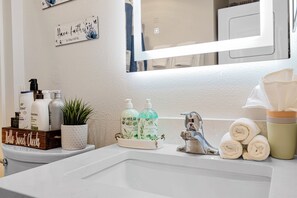 Secador de cabelo, toalhas de banho, sabonete, papel higiênico