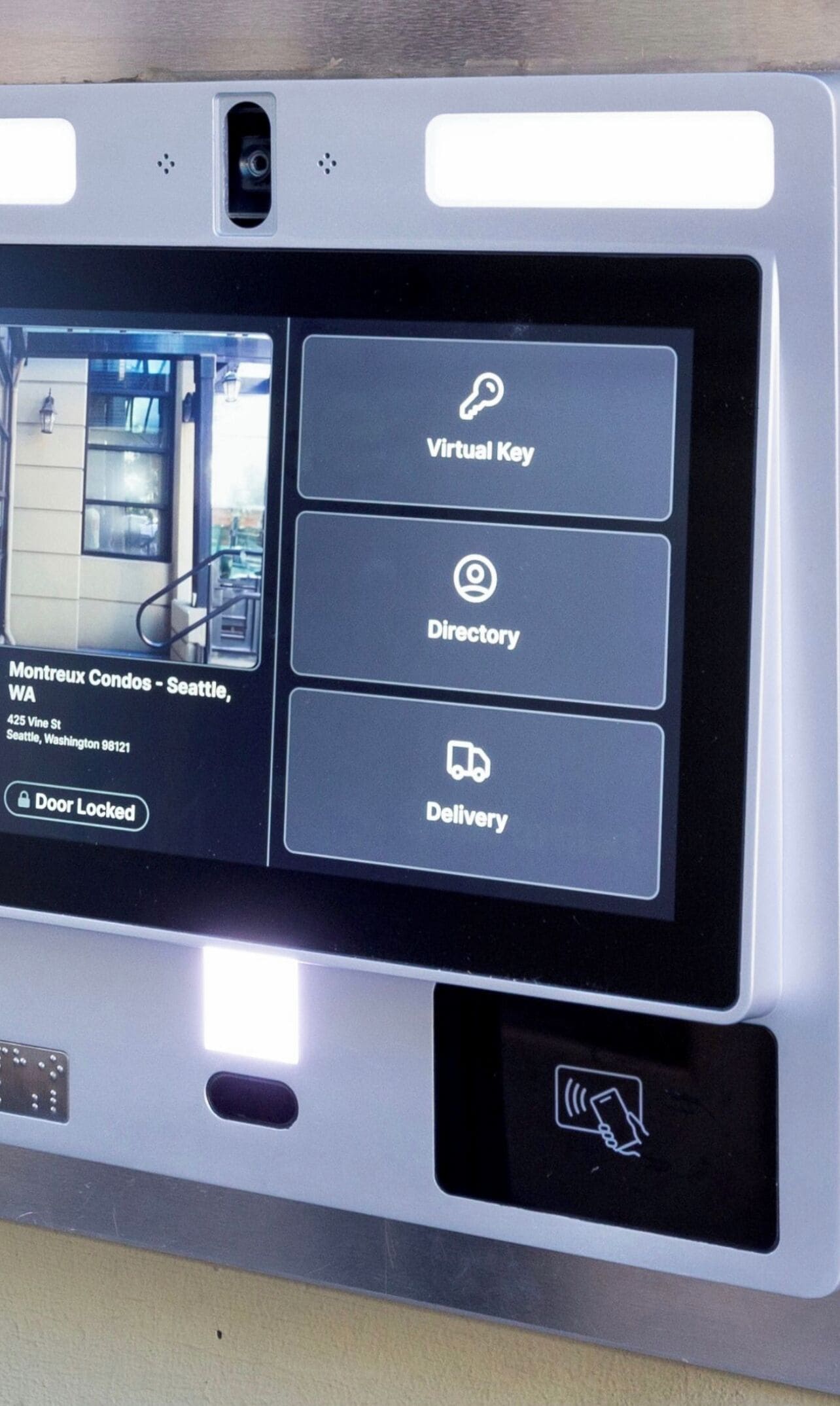 Secadora de cabello, toallas, jabón, papel de baño 