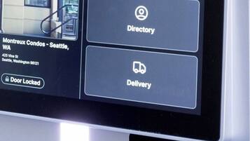 Secadora de cabello, toallas, jabón, papel de baño