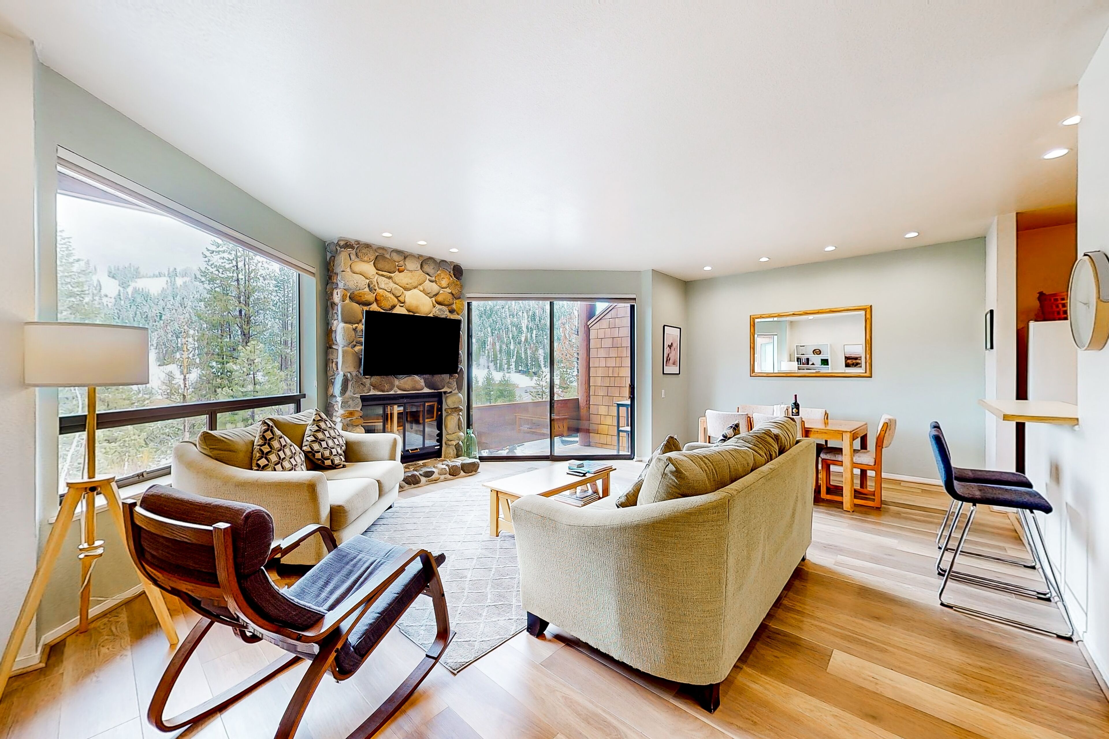 Walk to lifts condo with mountain view, balcony, fast WiFi & W/D