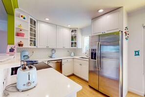 Køleskab, mikrobølgeovn, ovn, kogeplade