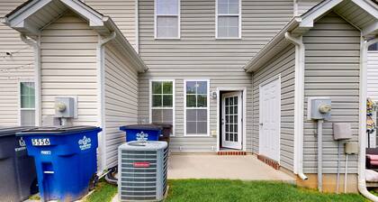 Charming townhouse with pool, patio, central AC, & washer/dryer