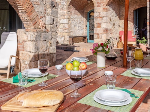 Stunning villa for 12 people with WIFI, private pool, TV, terrace, pets allowed and panoramic v...