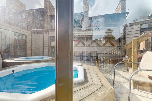 Bañera de hidromasaje al aire libre