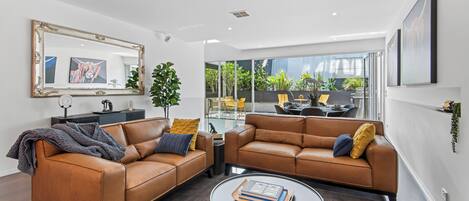 Älytelevisio, takka, kirjoja