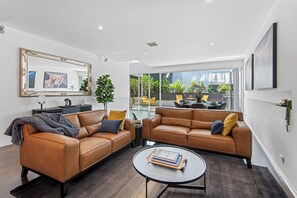 Smart TV, fireplace, books - Stunning Executive Townhouse in Richmond, Melbourne (Richmond)