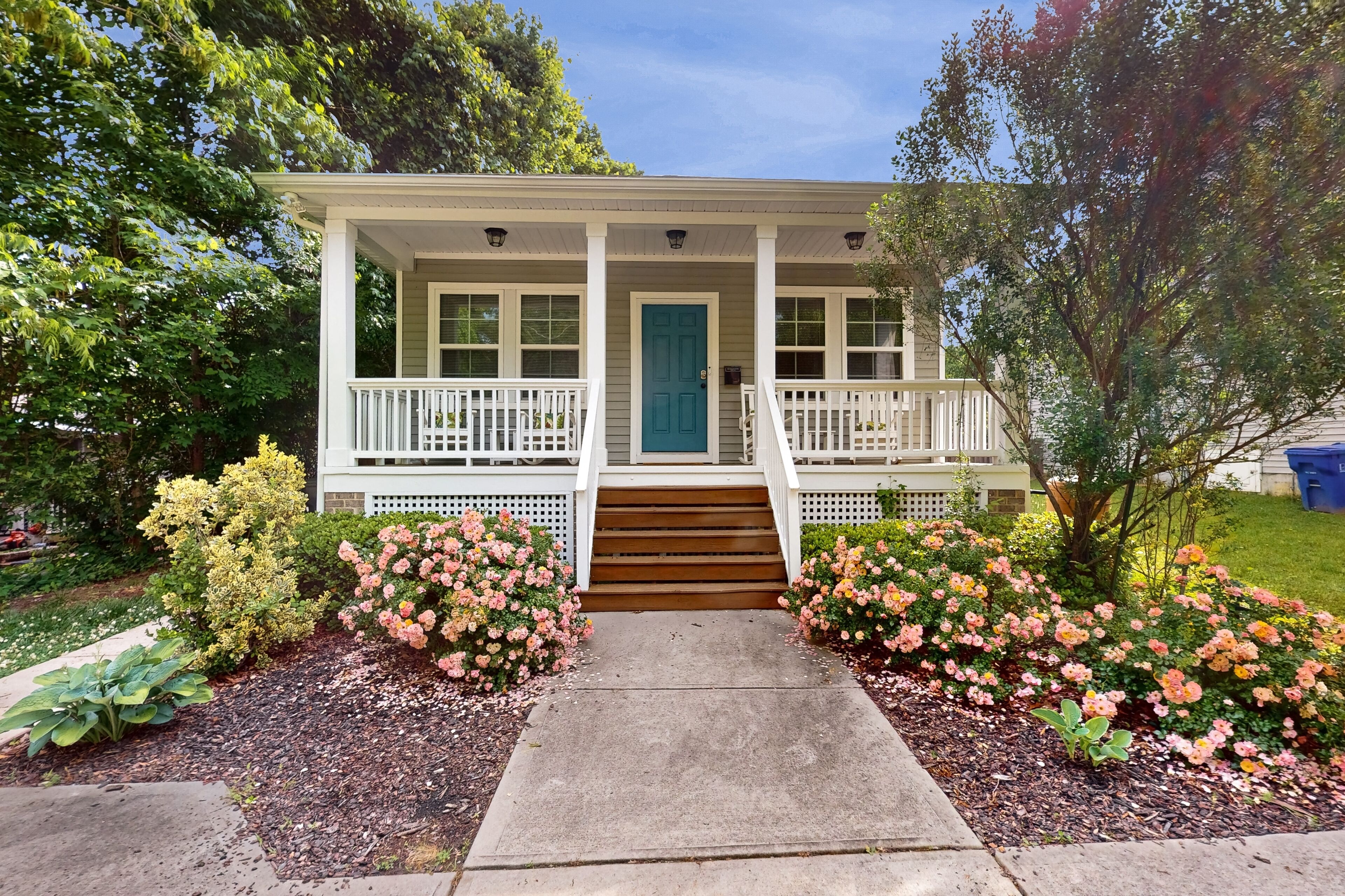 Dog-friendly retreat with a firepit, patio, washer/dryer, & AC