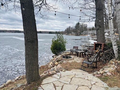 Family friendly lakeside retreat on Greater Bass Lake