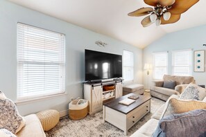 TV - Bright and breezy home with covered porch, walk to the bayshore/downtown (Rockport)