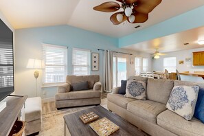 TV - Bright and breezy home with covered porch, walk to the bayshore/downtown (Rockport)