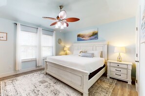 3 bedrooms, Internet, bed sheets - Bright and breezy home with covered porch, walk to the bayshore/downtown (Rockport)