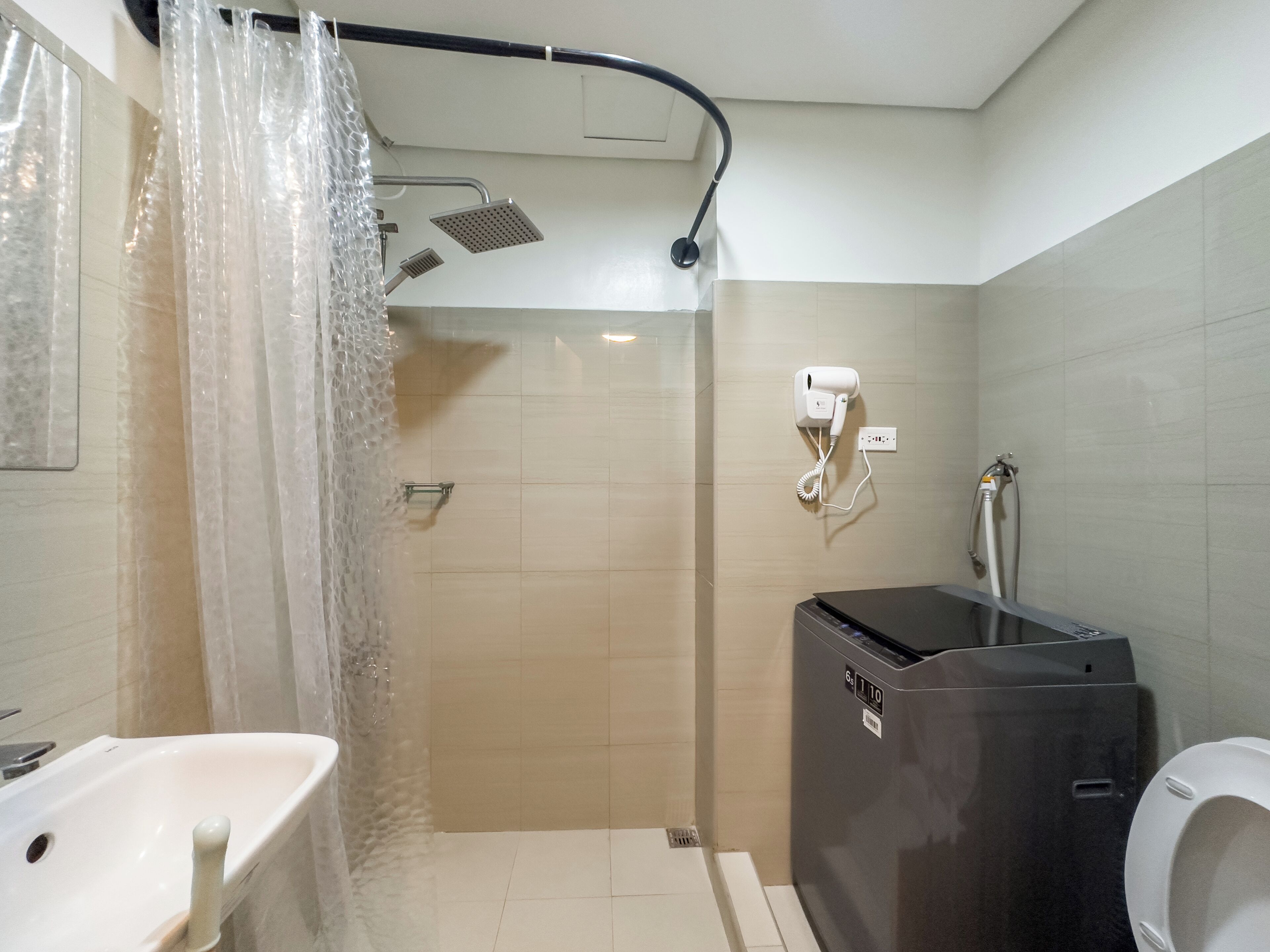Une salle de bain moderne équipée d’une douche, de toilettes et d’un lavabo.