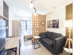 Leilighet – design, 1 queensize-seng, kjøleskap og mikrobølgeovn | Oppholdsområde | En 43-tommers Flatskjerm-TV med digitale kanaler