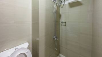 Une salle de bain moderne équipée d’une douche, de toilettes et d’un panneau de commande.