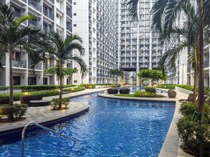 2 outdoor pools - GemstoneBR in SMDC Shore 2 Residences (Pasay)