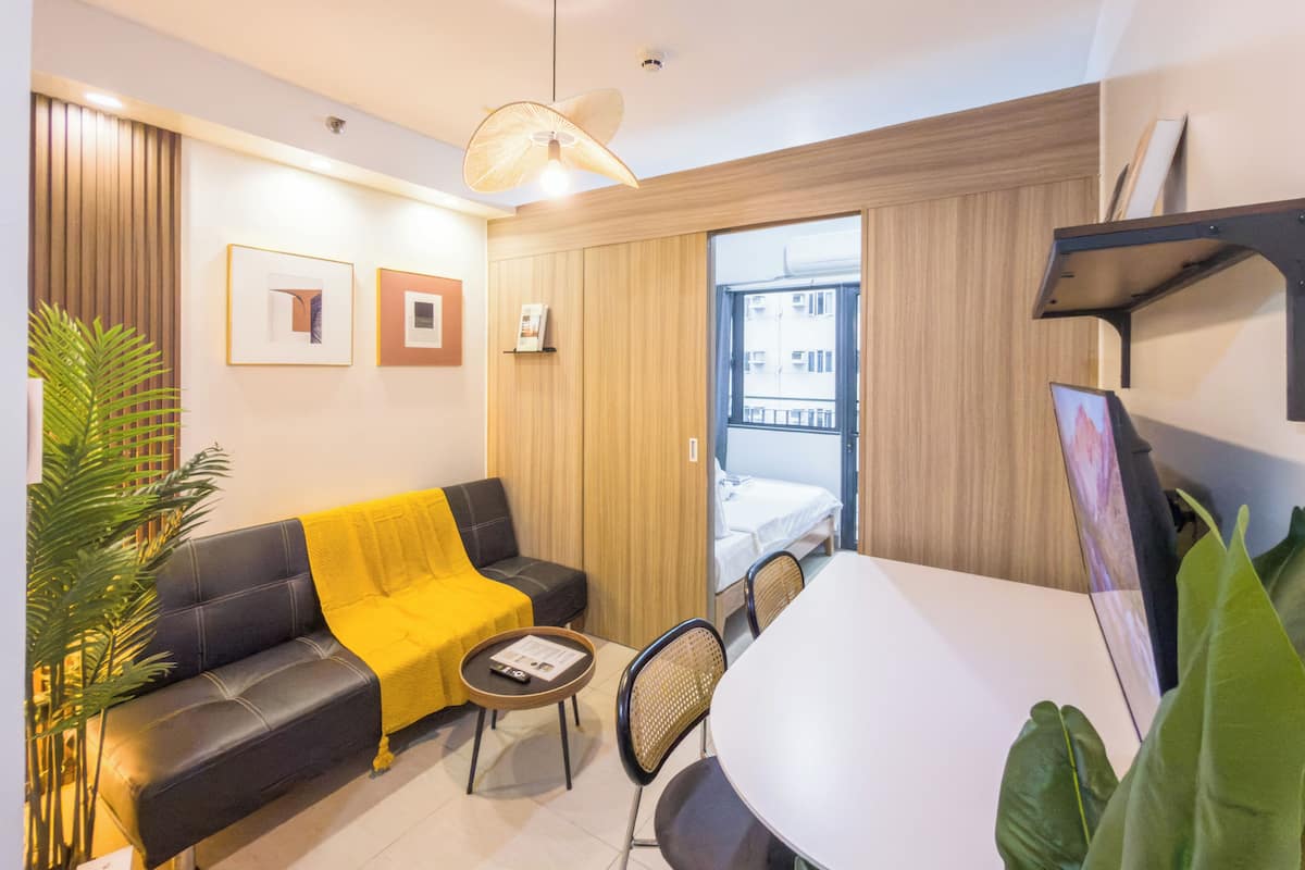 Una sala moderna con sofá, mesa de centro y mesa de comedor.