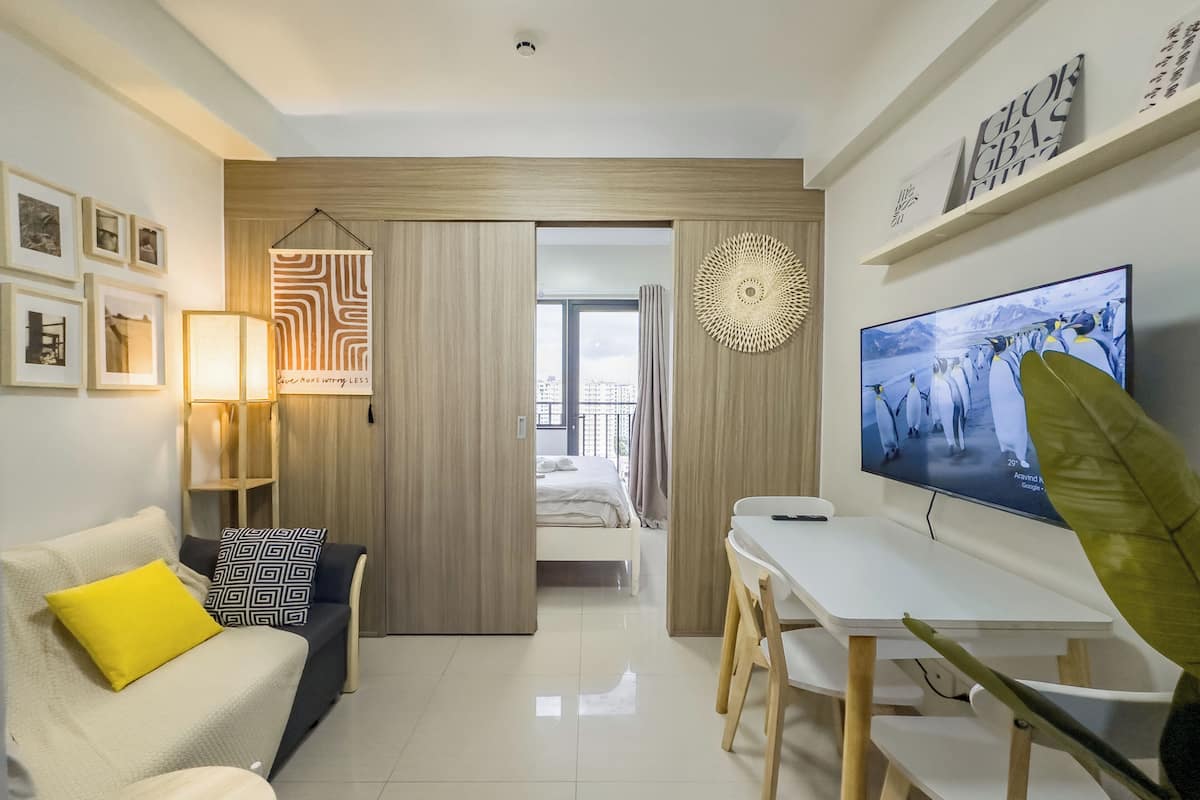 Condo de lujo, 1 cama Queen size y sofá cama, cocina | Área de sala de estar | Televisión de pantalla plana de 43 pulgadas con canales digitales