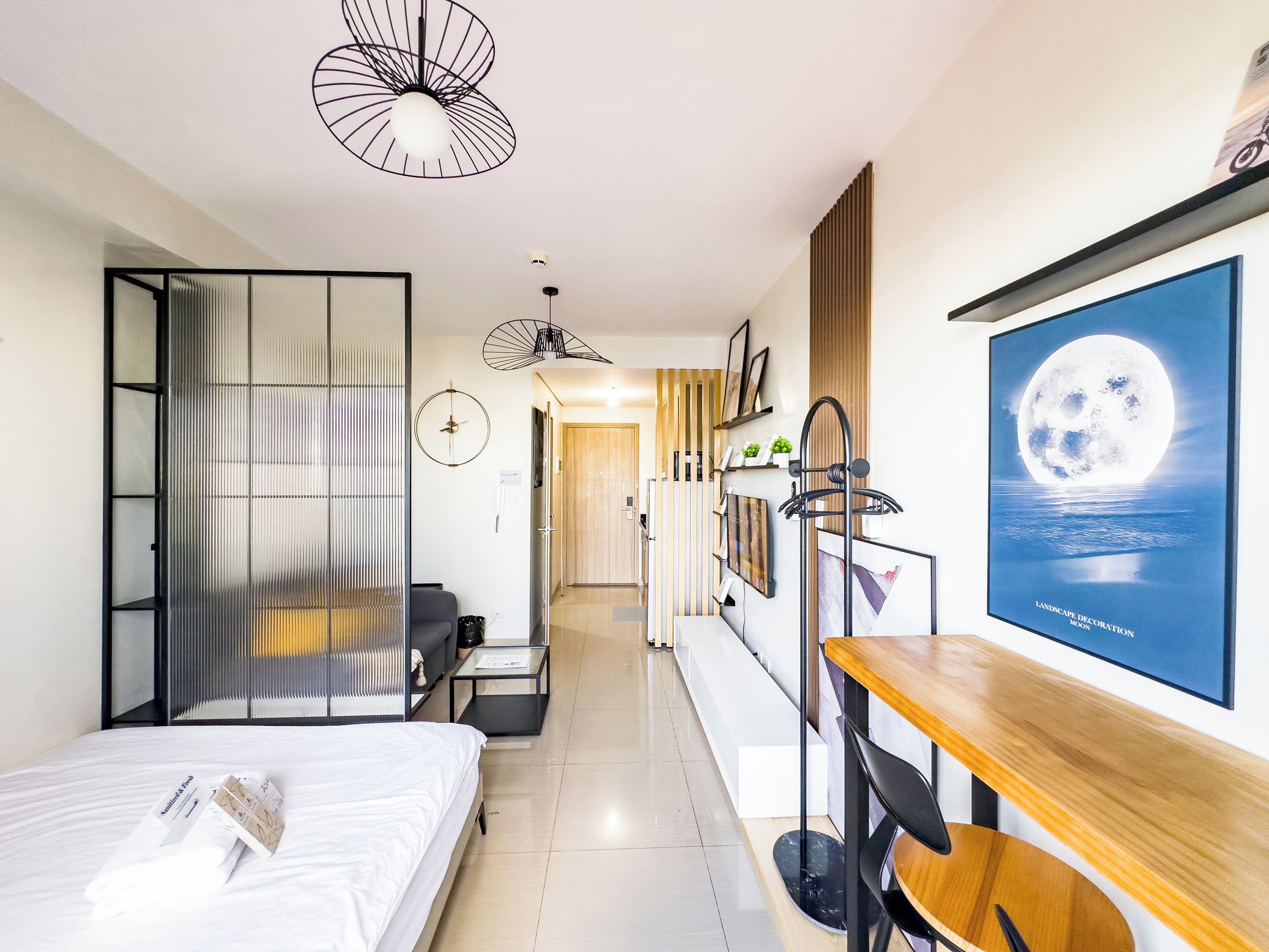 Superior Condo, 1 Queen Bed with Sofa bed, Refrigerator & Microwave | In-room dining
