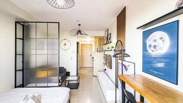 Superior Condo, 1 Queen Bed with Sofa bed, Refrigerator & Microwave | In-room dining