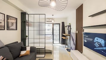Elite Condo, 1 Queen Bed with Sofa bed, Non Smoking, Kitchen | 1 bedroom, individually decorated, individually furnished, free WiFi