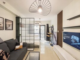 Elite Condo, 1 Queen Bed with Sofa bed, Non Smoking, Kitchen | 1 bedroom, individually decorated, individually furnished, free WiFi