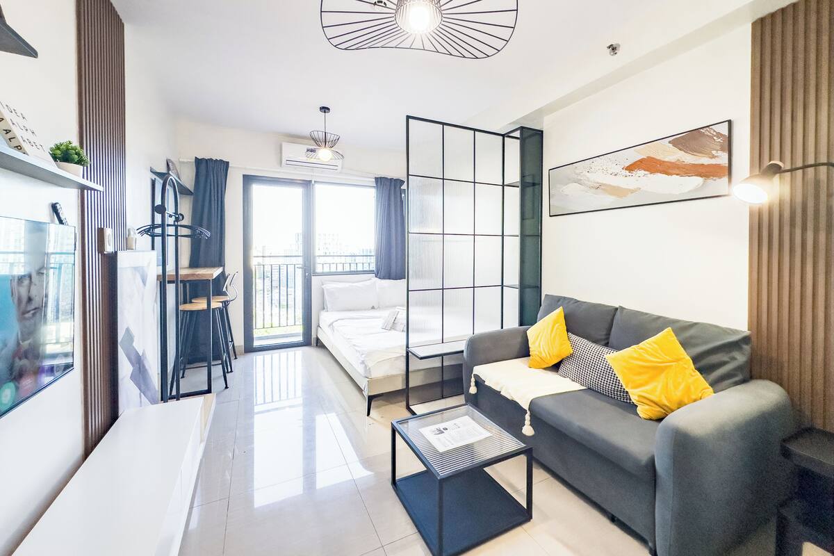 Condo superior, 1 cama Queen size y sofá cama, refrigerador y microondas | Área de sala de estar | Televisión de pantalla plana de 43 pulgadas con canales digitales