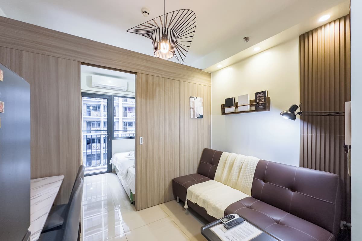 Condo urbano, 1 cama Queen size y sofá cama, vista a la alberca | Área de sala de estar | Televisión de pantalla plana de 43 pulgadas con canales digitales