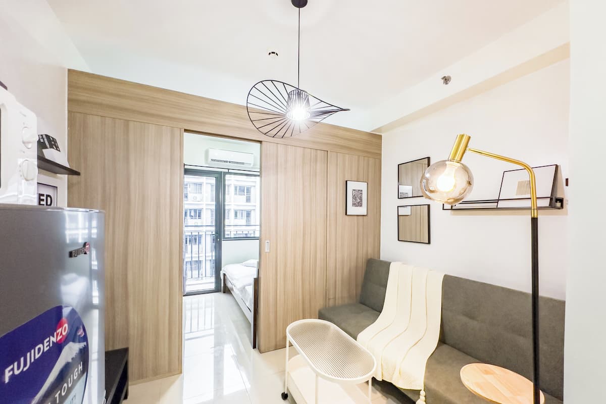 Elite Condo, Kitchenette, Pool View | Living area | 43-inch flat-screen TV with digital channels