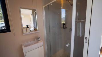 Een douche, een haardroger, handdoeken